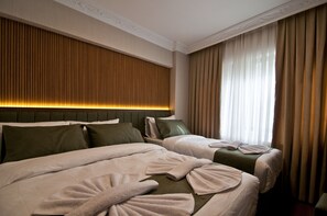 Triple Room | Hypo-allergenic bedding, down duvets, minibar, desk - Aurora Eco Hotel (Istanbul)