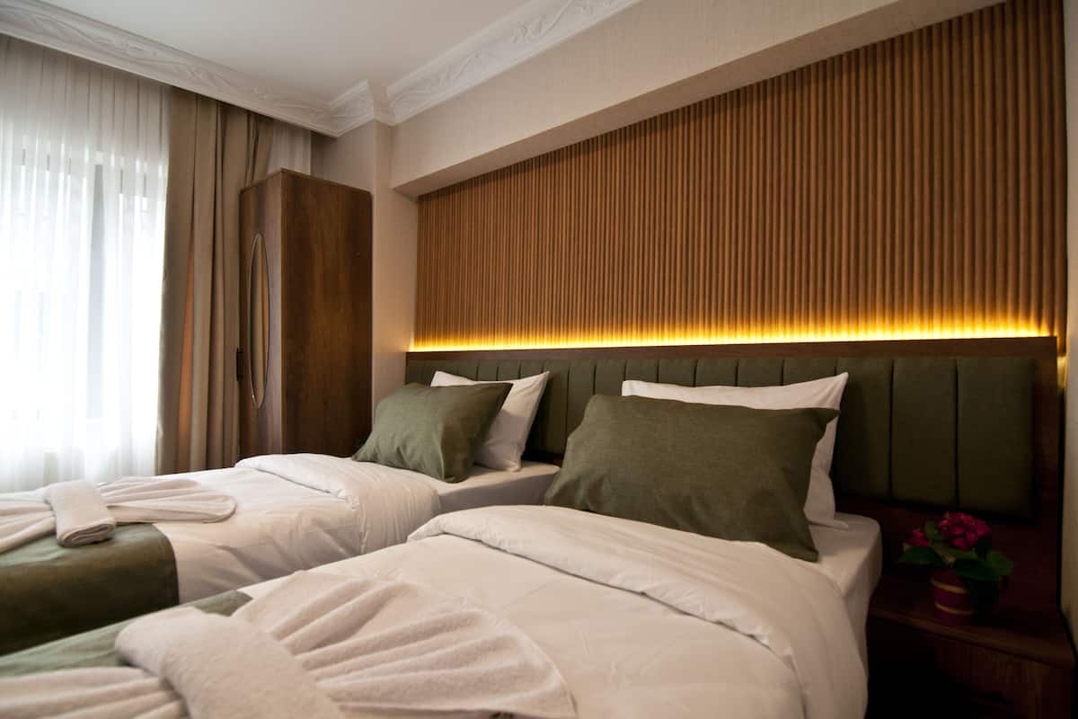 Zweibettzimmer | Allergikerbettwaren, Daunenbettdecken, Minibar, Schreibtisch