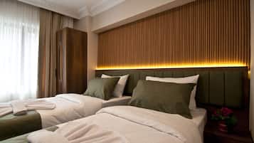 Habitación con 2 camas individuales | Ropa de cama hipoalergénica, edredones de plumas, minibar y escritorio