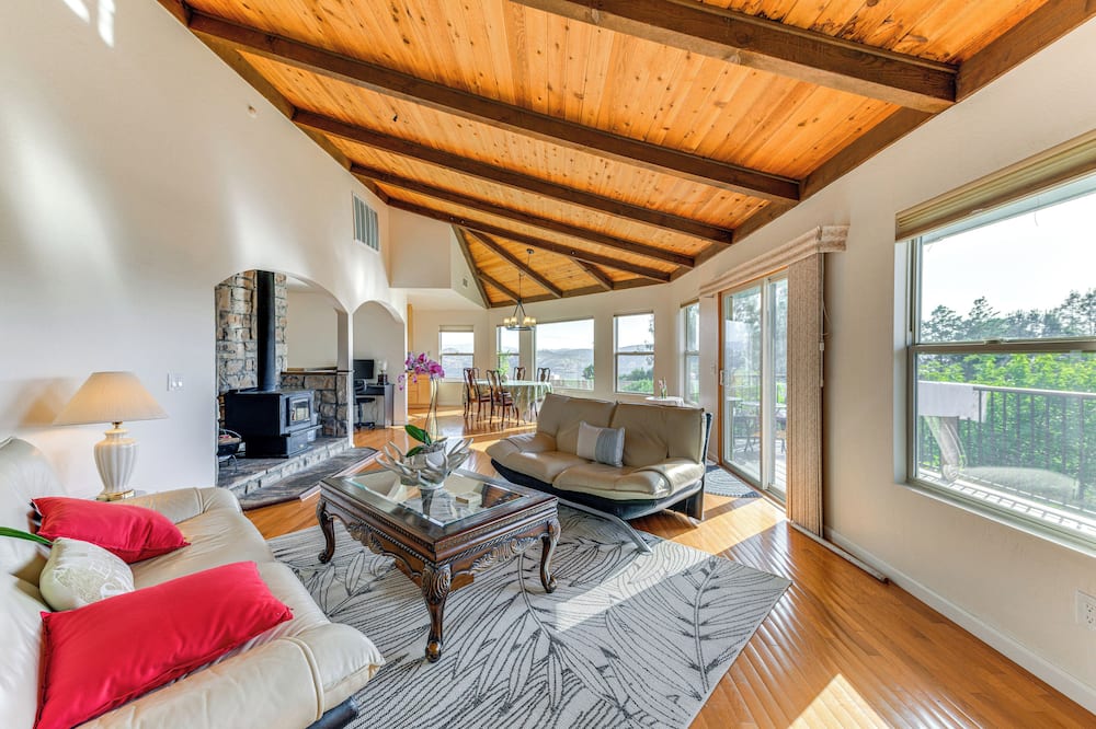 Kelseyville Home w/ Deck & Clear Lake Views! - Rumsey, CA