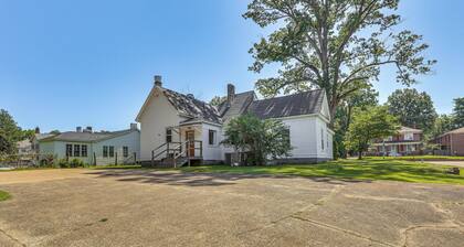 Jackson Family Home ~ 5 Mi to Downtown!