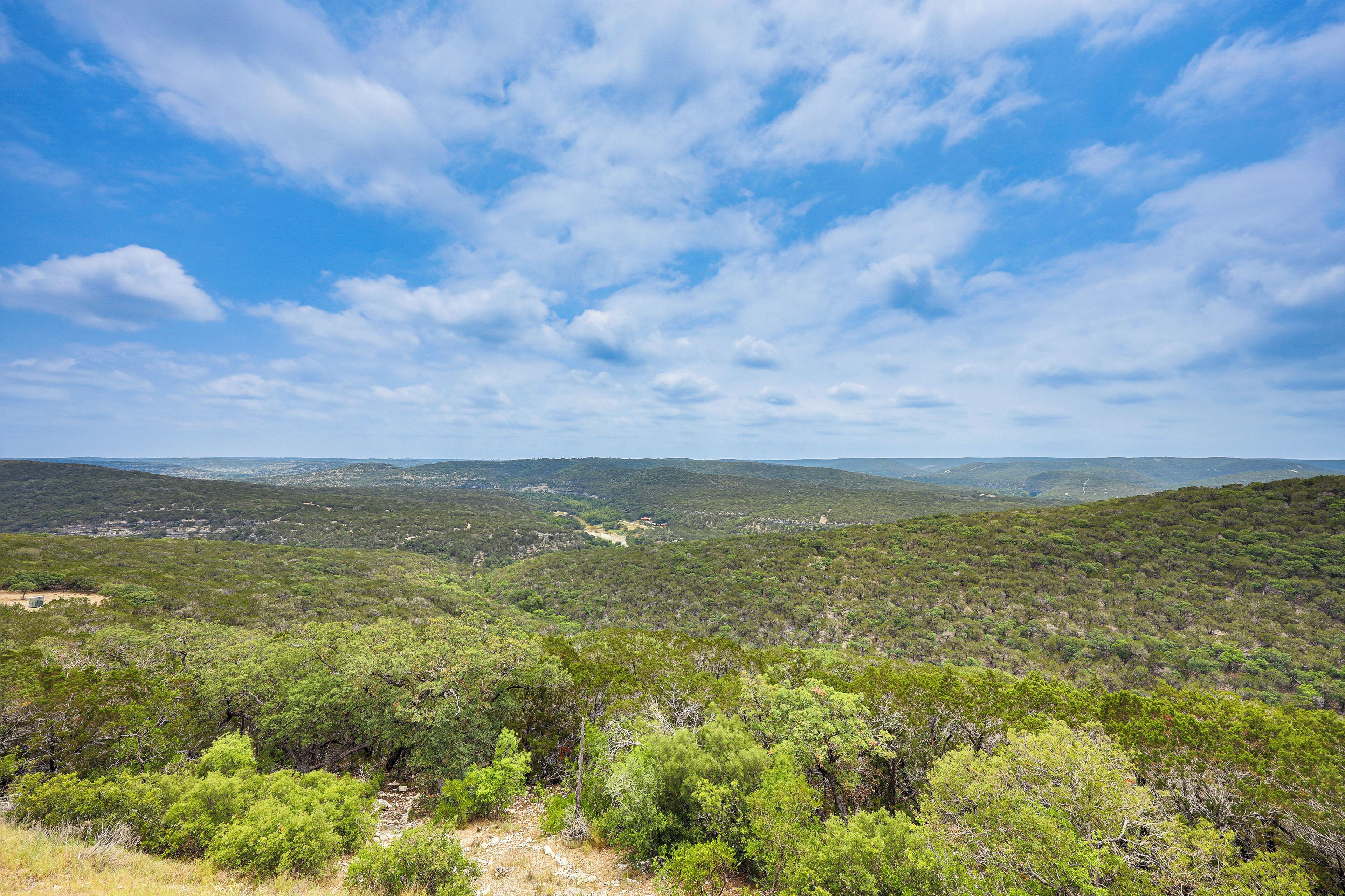 Un paysage naturel caractérisé par une végétation luxuriante et un ciel dégagé.