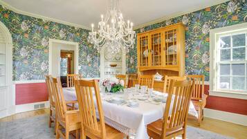 House (5 Bedrooms) | Interior