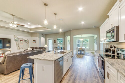 Single-story Navarre Home ~ 8 Mi to Navarre Beach