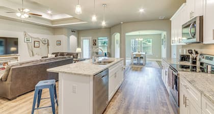 Single-story Navarre Home ~ 8 Mi to Navarre Beach