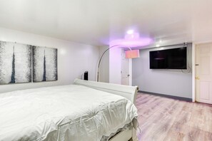 A bedroom with a bed, a flat-screen TV, and artwork on the wall. - Convenient Apt: 2 Mi to Sprain Ridge Park! (Yonkers)
