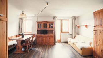 Comfort-Apartment, Balkon | Wohnbereich