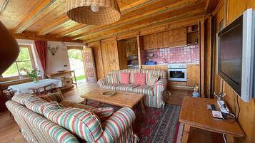 Apartment, Balcony, Mountain View | Living area