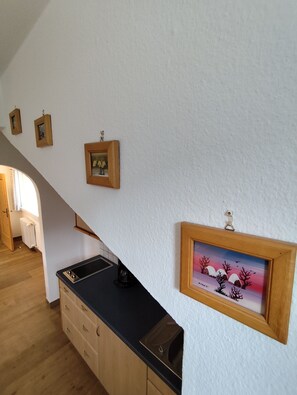 Apartment, Balcony, Mountain View | Private kitchen | Fridge, microwave, stovetop, cookware/dishes/utensils - PLOSE Parkhotel & Residence (Bressanone)