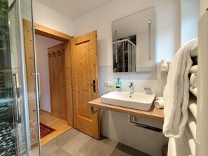 Apartamento, balcón, vistas a la montaña | Baño | Ducha, toallas, jabón y champú