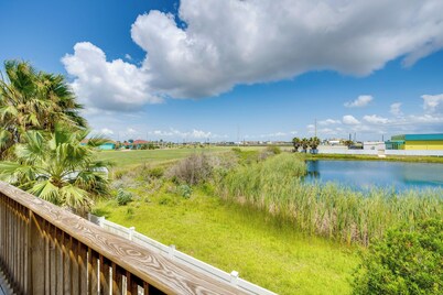 Steps to Beach & Pool Access: Port Aransas Condo