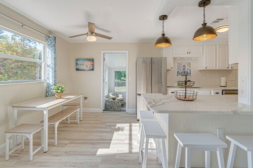 Chic Port Charlotte Home ~ 9 Mi to Englewood Beach