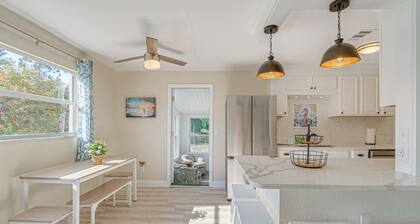 Chic Port Charlotte Home ~ 9 Mi to Englewood Beach