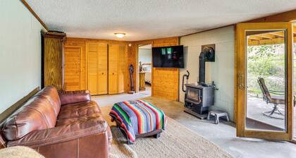 Dubois Riverfront Lodge w/ On-site Fishing & Views