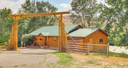 Dubois Riverfront Lodge w/ On-site Fishing & Views