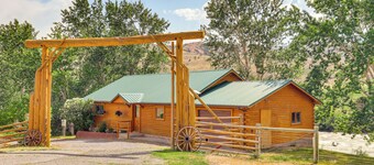 Dubois Riverfront Lodge w/ On-site Fishing & Views