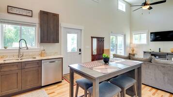 House (2 Bedrooms) | Interior