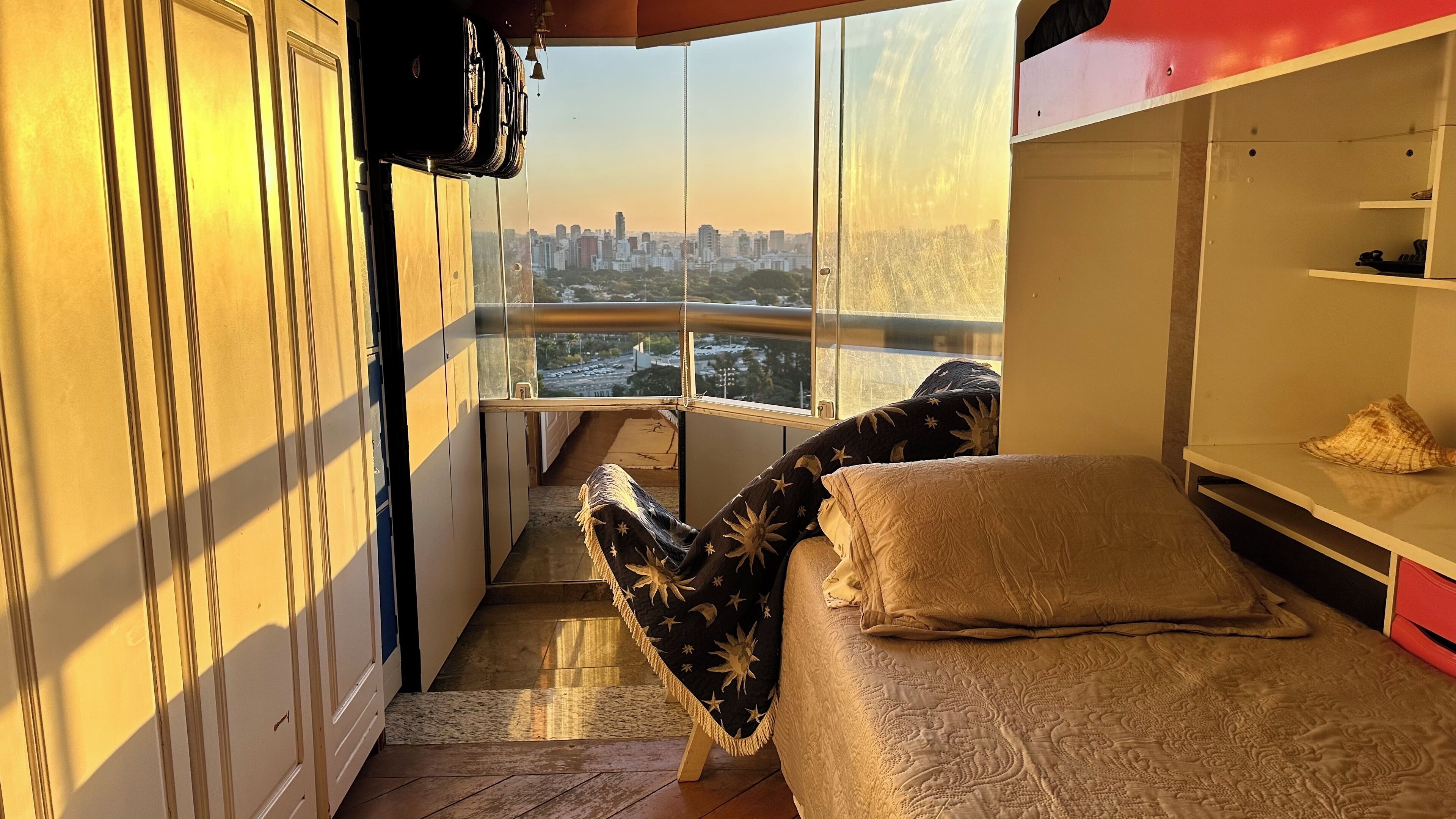 1 quarto, escrivaninha, ferros/tábuas de passar roupa, Wi-Fi de cortesia