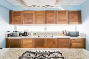 Geladeira, micro-ondas, cooktop, cafeteira/chaleira