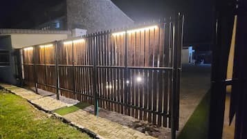 Vista frontal de la propiedad