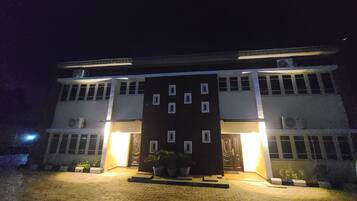 Vista frontal de la propiedad