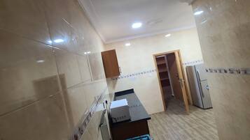 Superior appartement | Privékeuken | Een koelkast, een microgolfoven, een oven, een broodrooster