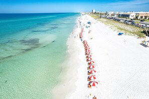 Beach nearby - MC 113 Close to pool w/Beach Service (Miramar Beach)