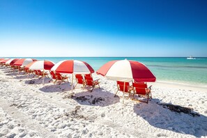 Beach nearby - MC 113 Close to pool w/Beach Service (Miramar Beach)