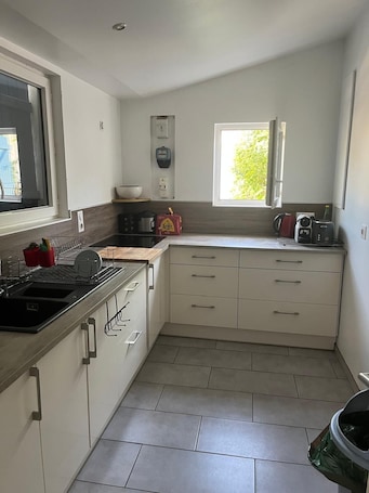Private kitchen. Maison Teranga au Bourg de Villenave d'ornon for 8