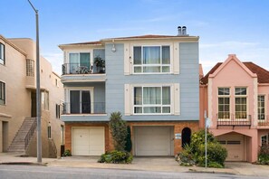 Exterior - 2BR Flat for Corporate Travelers w/ Parking in SF! (San Francisco)