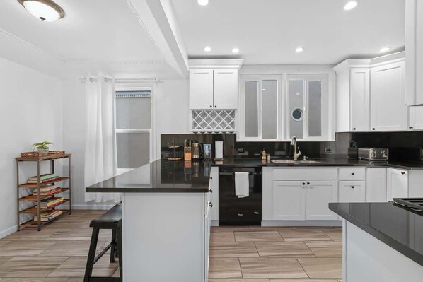 Een koelkast, een magnetron, een oven, een kookplaat