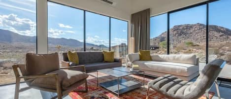 Fernseher, DVD-Player, Bücher, Stereoanlage