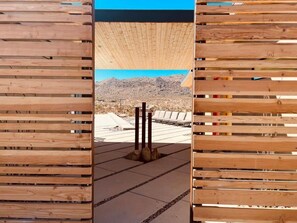 Une structure en bois offrant une vue sur un paysage montagneux.