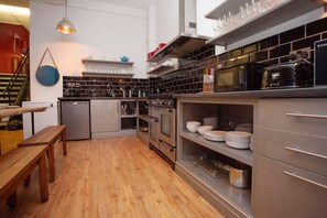 Køleskab, mikrobølgeovn, ovn, kogeplade