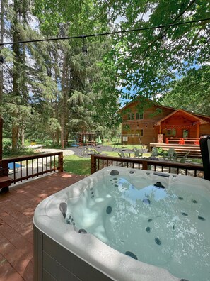 Outdoor spa tub - Cabin with private pickleball court and tons of FUN, caves close!! (South Bloomingville)