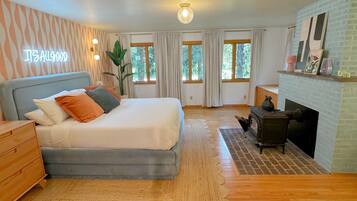 4 bedrooms, desk, iron/ironing board, WiFi