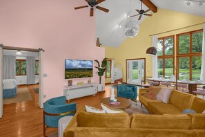 Smart TV - Cabin with private pickleball court and tons of FUN, caves close!! (South Bloomingville)