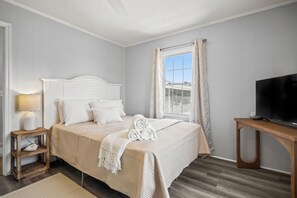 3 bedrooms, desk, iron/ironing board, free WiFi