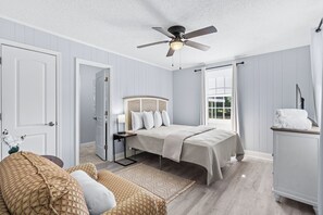 3 室のベッドルーム、デスク、アイロン / アイロン台、WiFi (無料)