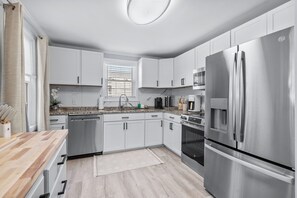 Fridge, microwave, oven, stovetop - Inlet Paradise B Beautiful Condo Walking Distance to Beach! (Murrells Inlet)