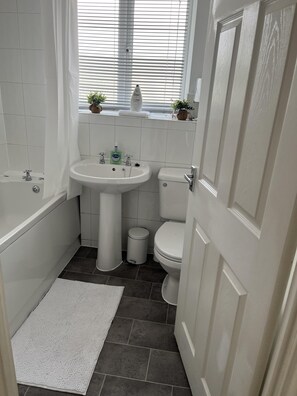 House | Bathroom | Combined shower/tub, deep soaking tub, towels - Hive Stays, Sleeps 3, Free Parking, Wifi, Smart Tv (Kettering)