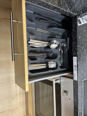 House | Private kitchen | Fridge, microwave, oven, stovetop - Hive Stays, Sleeps 3, Free Parking, Wifi, Smart Tv (Kettering)