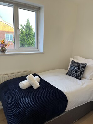 House | 2 bedrooms, iron/ironing board, free WiFi, bed sheets - Hive Stays, Sleeps 3, Free Parking, Wifi, Smart Tv (Kettering)