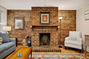 Smart TV - Luxurious Manor off Troup Square w/ Parking + Courtyard by Lucky Savannah (Savannah)