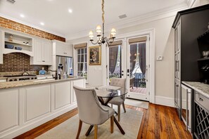 冷蔵庫、電子レンジ、オーブン、コンロ