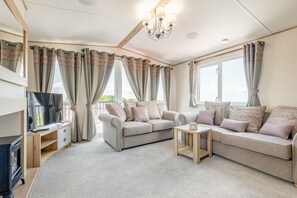 TV, fireplace - Lodge No 1 | St Andrews Lodge Park (Strathkinness)