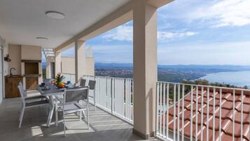 Departamento (Apartments Bregha - Three Bedroom Apa) | Balcón