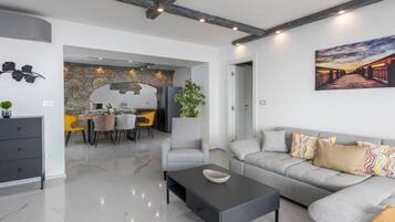 Apartamento (Apartments Bregha - Three Bedroom Apa) | Sala de estar | TV de tela plana 32 polegadas com canais digitais