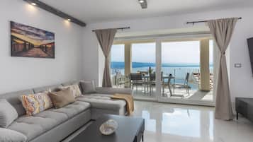 Departamento (Apartments Bregha - Three Bedroom Apa) | Sala de estar | Televisión de pantalla plana de 32 pulgadas con canales digitales