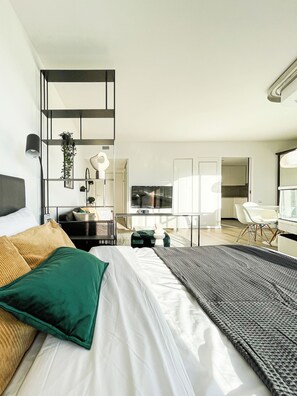 Tabla de planchar con plancha, wifi y ropa de cama 